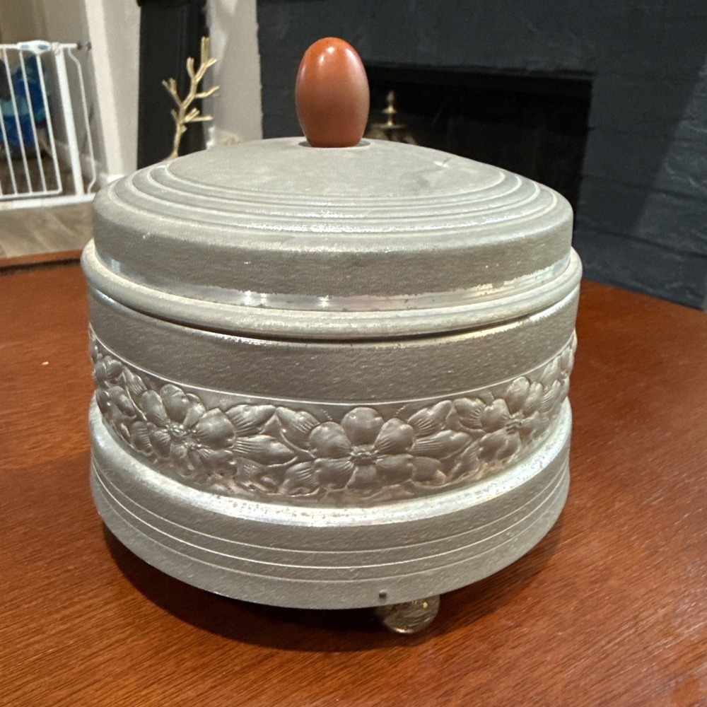 VTG Aluminum Musical Powder jar/vanity box Dogwood Band Bakelite Handle/Finial